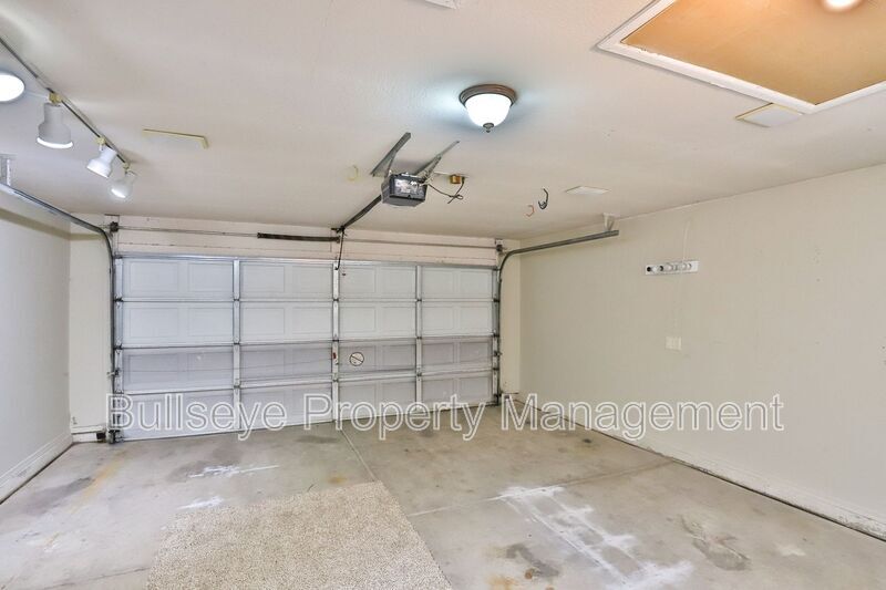 Building Photo - 1697 N La Fresa Dr