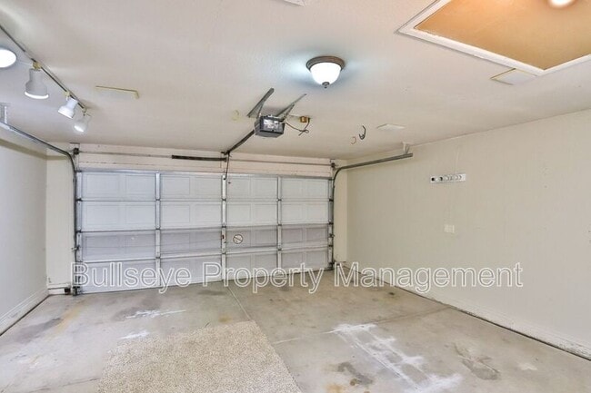 Building Photo - 1697 N La Fresa Dr