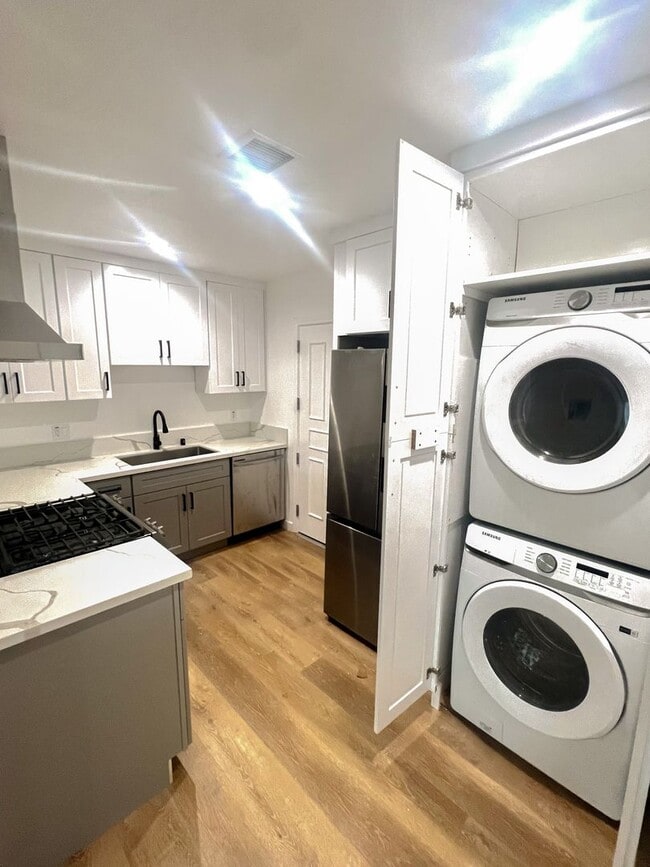 Building Photo - Modern 2-Bedroom Apartment in Inglewood – ...