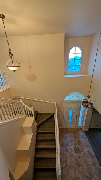 Building Photo - 2009 Foothill Vista Dr