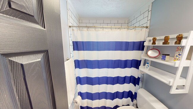 Building Photo - Fully Renovated 3 Bedroom GEM close to sho...