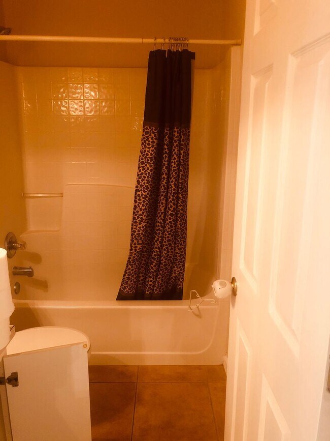 Building Photo - 3-Bedroom, 2-Bathroom Home in Kissimmee