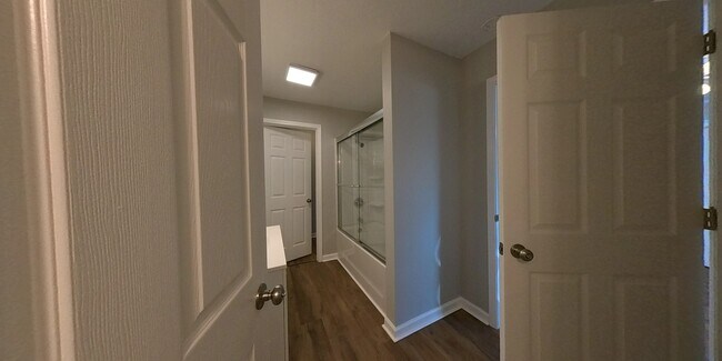 Building Photo - 517 Lois Ln