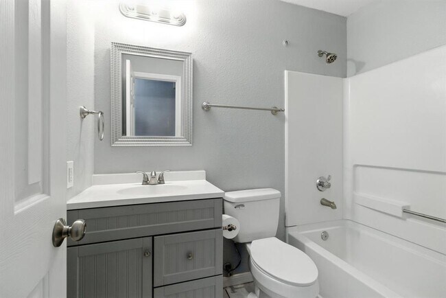 Building Photo - 2402 Glen Field Dr