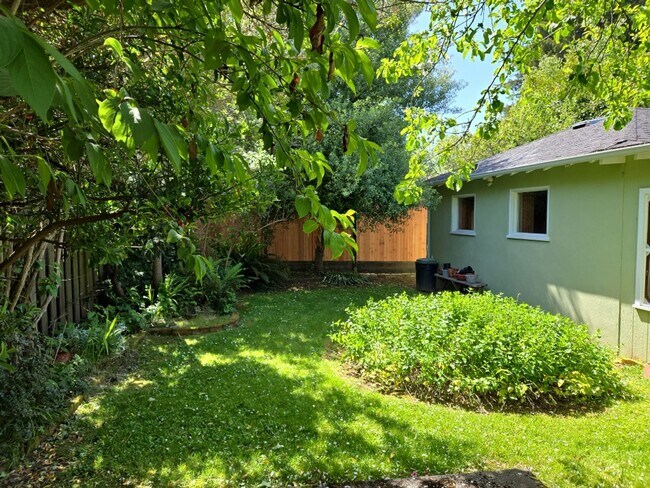 Building Photo - Spacious 4-bedroom family home features ga...
