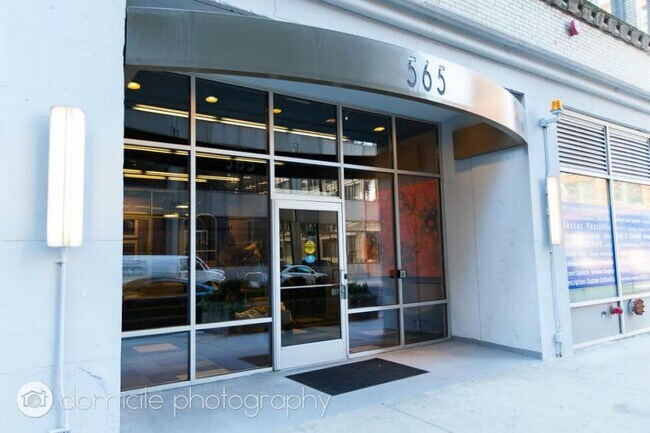 Building Photo - 565 W Quincy St