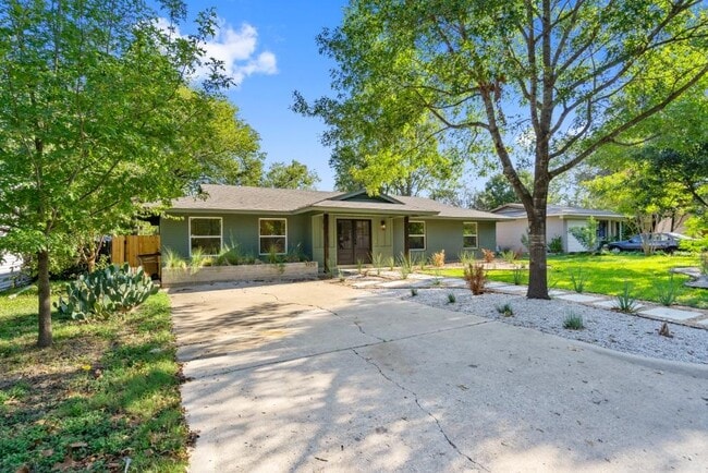 Building Photo - 1520 Villanova Dr