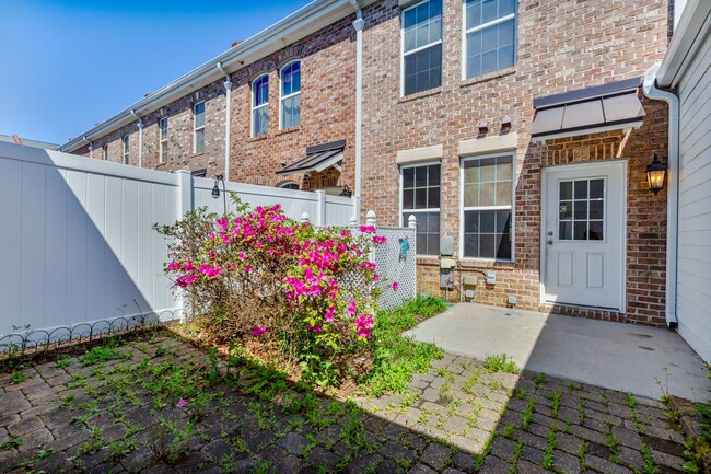Building Photo - Gorgeous Market Common Townhome w/ Garage