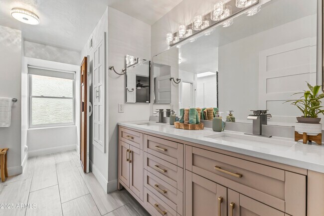 Building Photo - 7258 E Loma Ln