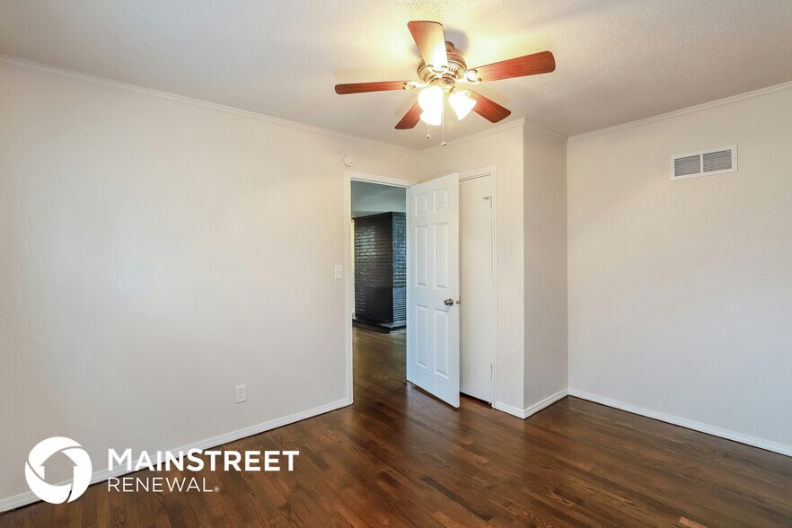 Building Photo - 6412 N Forest Ave