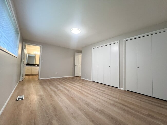 Building Photo - 3 Bedroom, 2 bath 1836 sqft House in Sunset Village