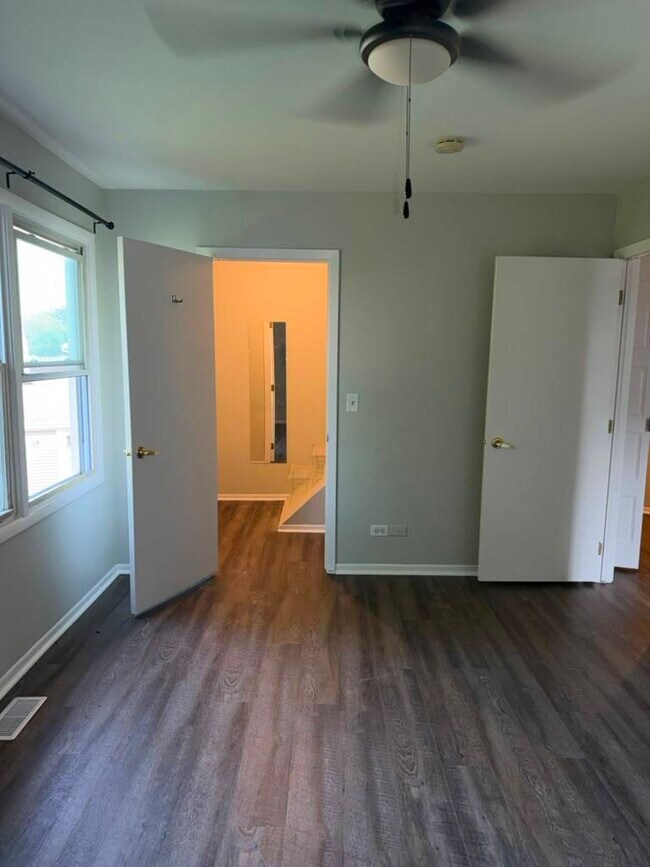 Building Photo - 302 Creekside Dr