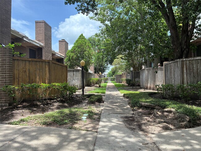 Building Photo - 13784 Hollowgreen Dr