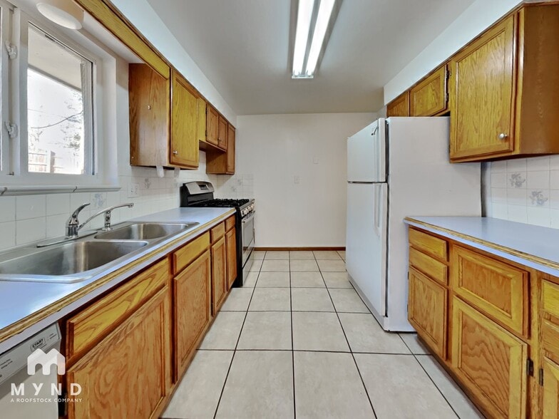 Building Photo - 775 S Braun St