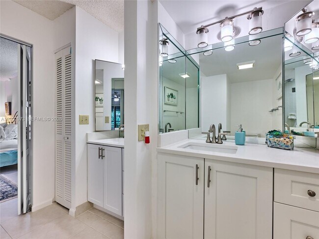 Building Photo - 10143 Mangrove Dr