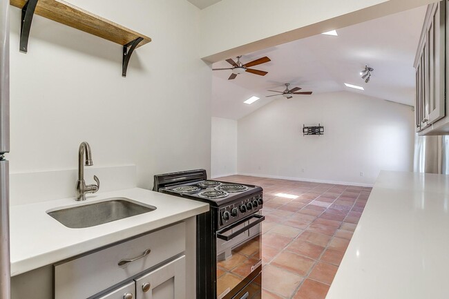 Building Photo - Adorable 1/1 Studio Apartment in Arlington...