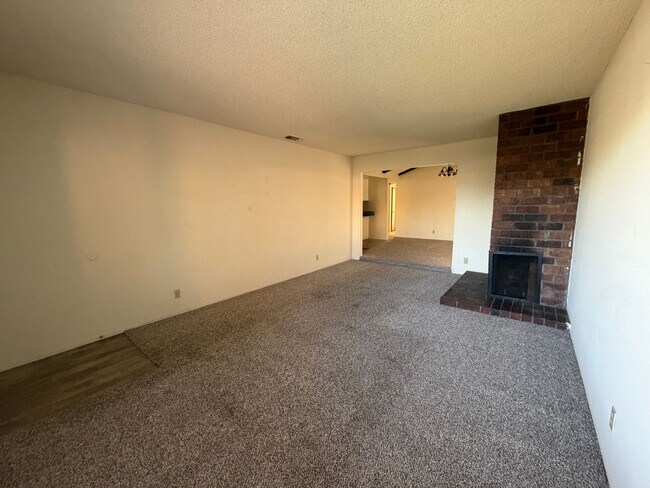 Building Photo - Welcome to this beautifully renovated 2-bedroom, 1-bath home in the desirable Foothill Oaks!