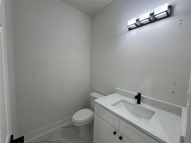 Building Photo - 702 Marion Oaks Manor