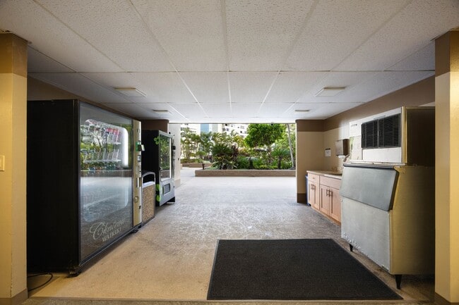 Building Photo - Luxury Waikiki Living with Panoramic Ocean & Sunset Views