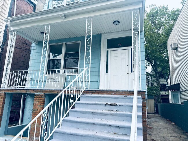 Building Photo - 84 Waverly St