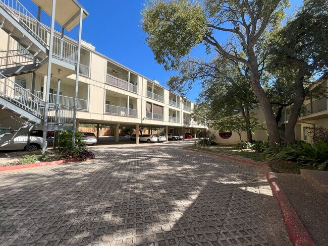 Building Photo - Wonderful 2/2 in Perfect Far West Location