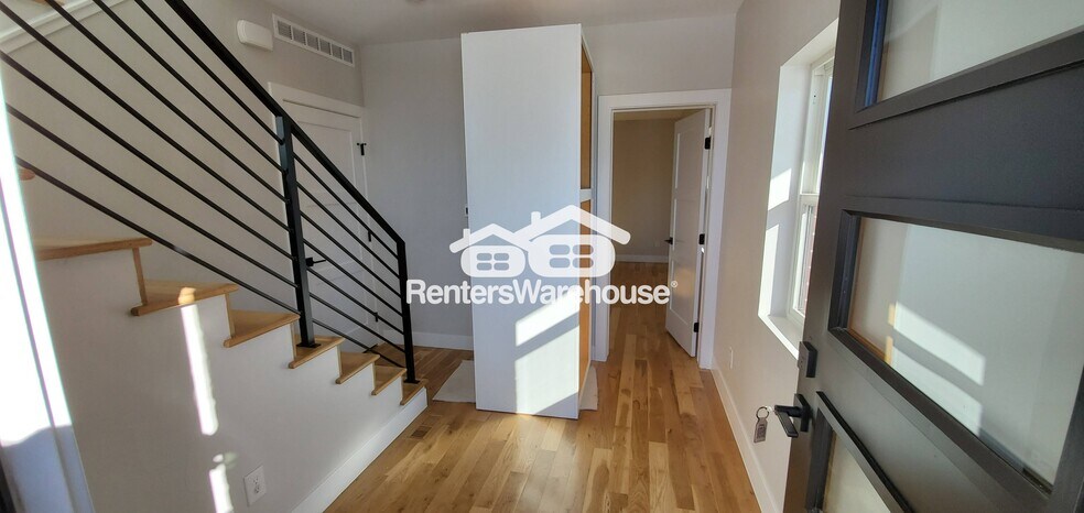 Building Photo - 1338 Perry St