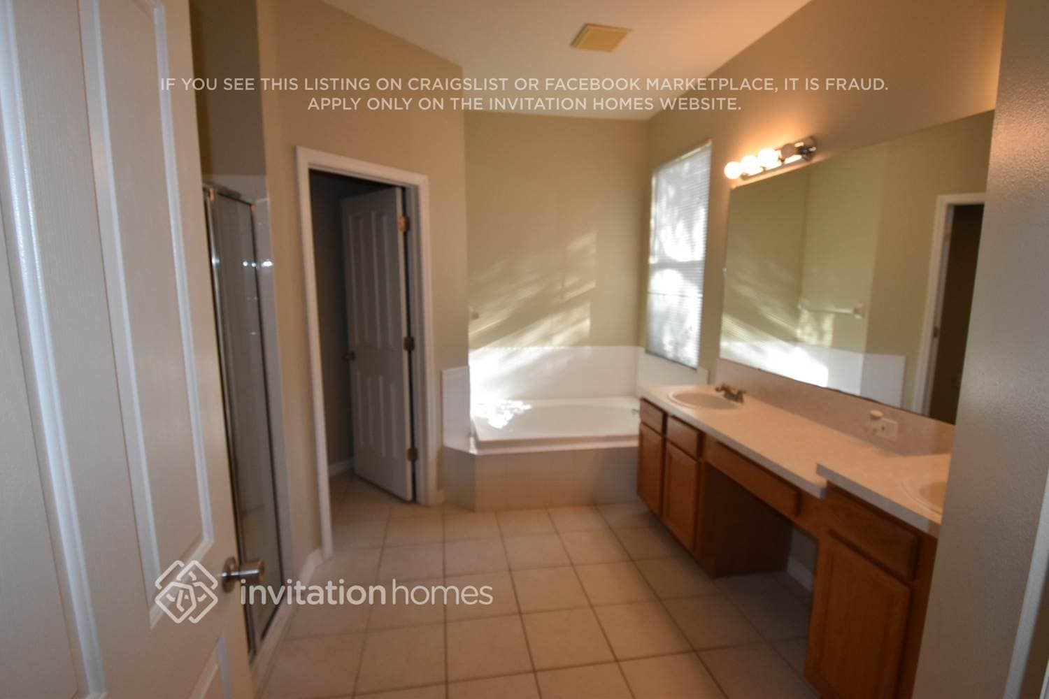 Building Photo - 1413 W River Ct