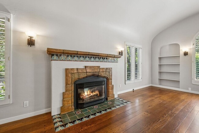 Building Photo - Mediterranean Beauty in Crescent Park – 5B...