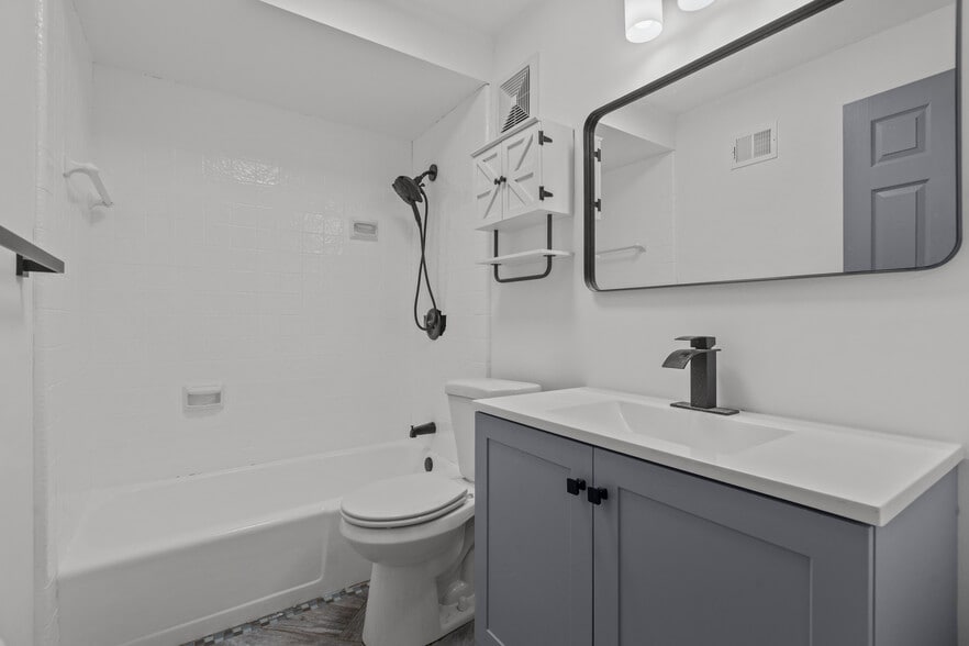 Building Photo - 546 Carriage Cir