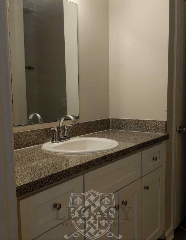 Building Photo - 736 Holder Dr