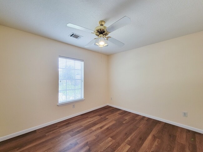 Building Photo - 11147 Carriage Lake Dr