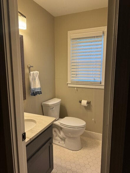 Building Photo - 608 University Ridge