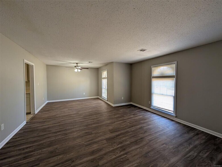 Building Photo - 2125 Edinburgh Dr