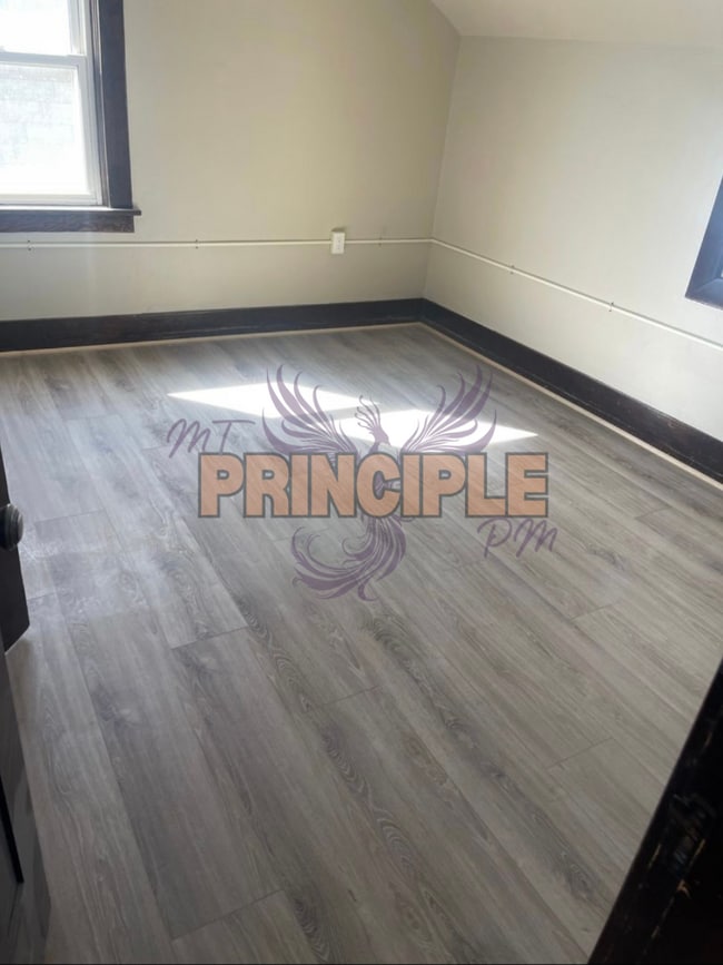 Building Photo - Large renovated house