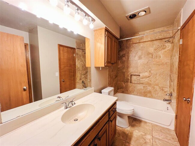 Building Photo - 213 Woodbridge Cir