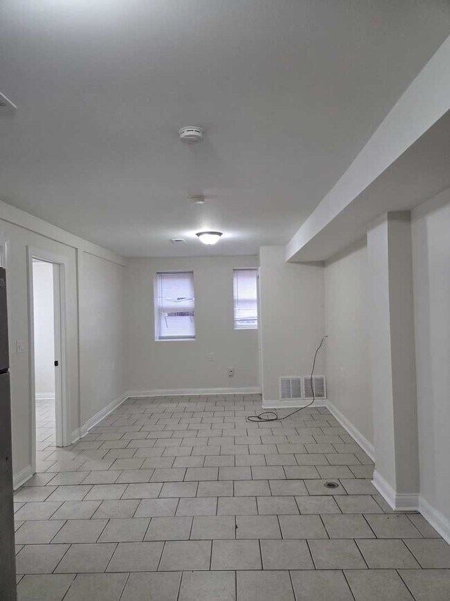 Building Photo - 2416 S Sawyer Ave