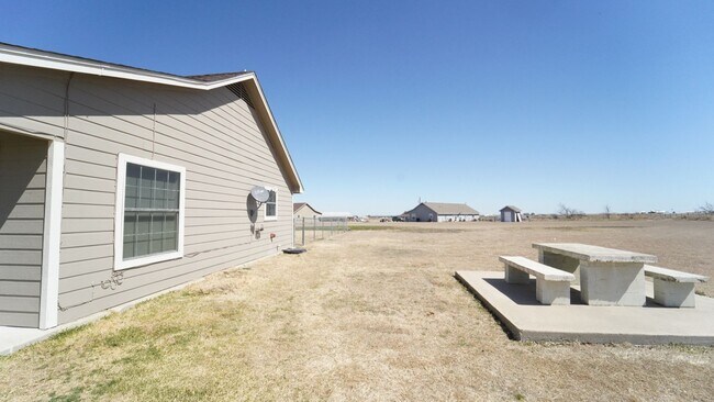 Building Photo - FOR LEASE! Duplex - 3 BR - 2 BA - Duplex in Peaster ISD