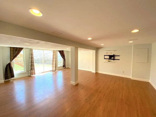 Building Photo - 5 Bed 3.5 Bath Chesterfield Charmer