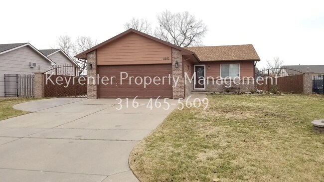 Building Photo - Spacious 4 Bedroom 2 Bathroom House