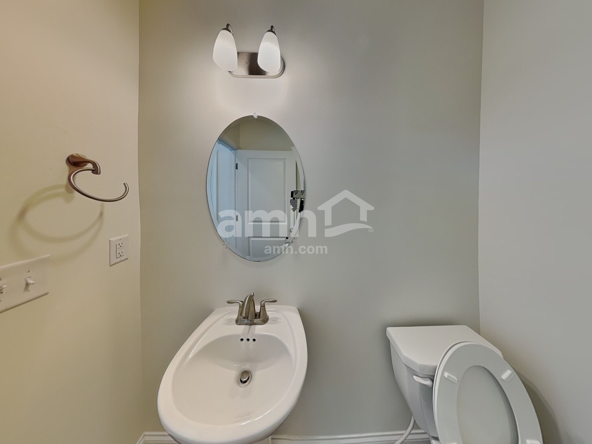 Building Photo - 706 Cyprus Ave