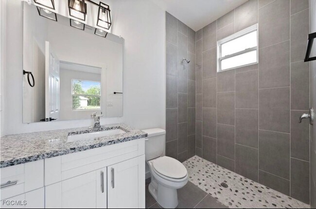 Building Photo - Charming 3BR Duplex in Lehigh Acres
