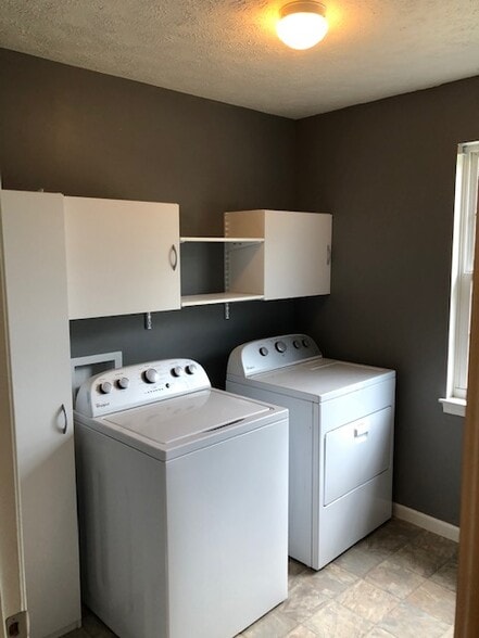 Building Photo - 5330 Ivandale Dr