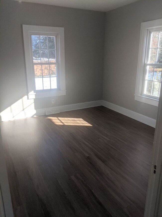 Building Photo - 3 bedroom, 1 bath house in Burlington
