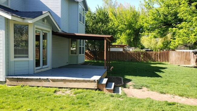Building Photo - 3 Bedroom with large yard.