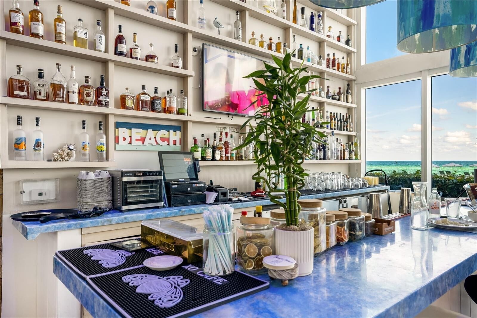 Building Photo - 15901 Collins Ave