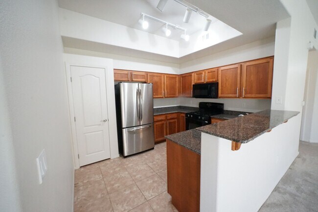Building Photo - SHOWINGS AVAILABLE NOW