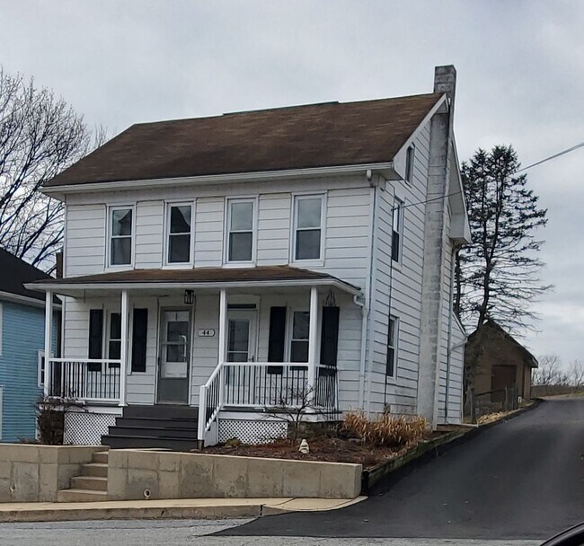 Building Photo - Beautifully Styled Colonial Home with Upgrades!