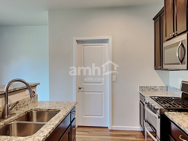 Building Photo - 2783 Moore St