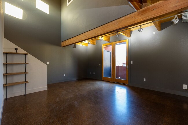 Building Photo - Hip Loft Living in Prospect!