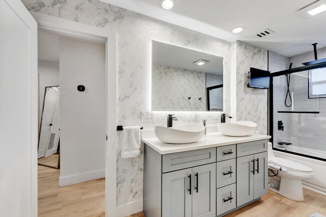 Building Photo - 707 W Boulevard Chatelaine